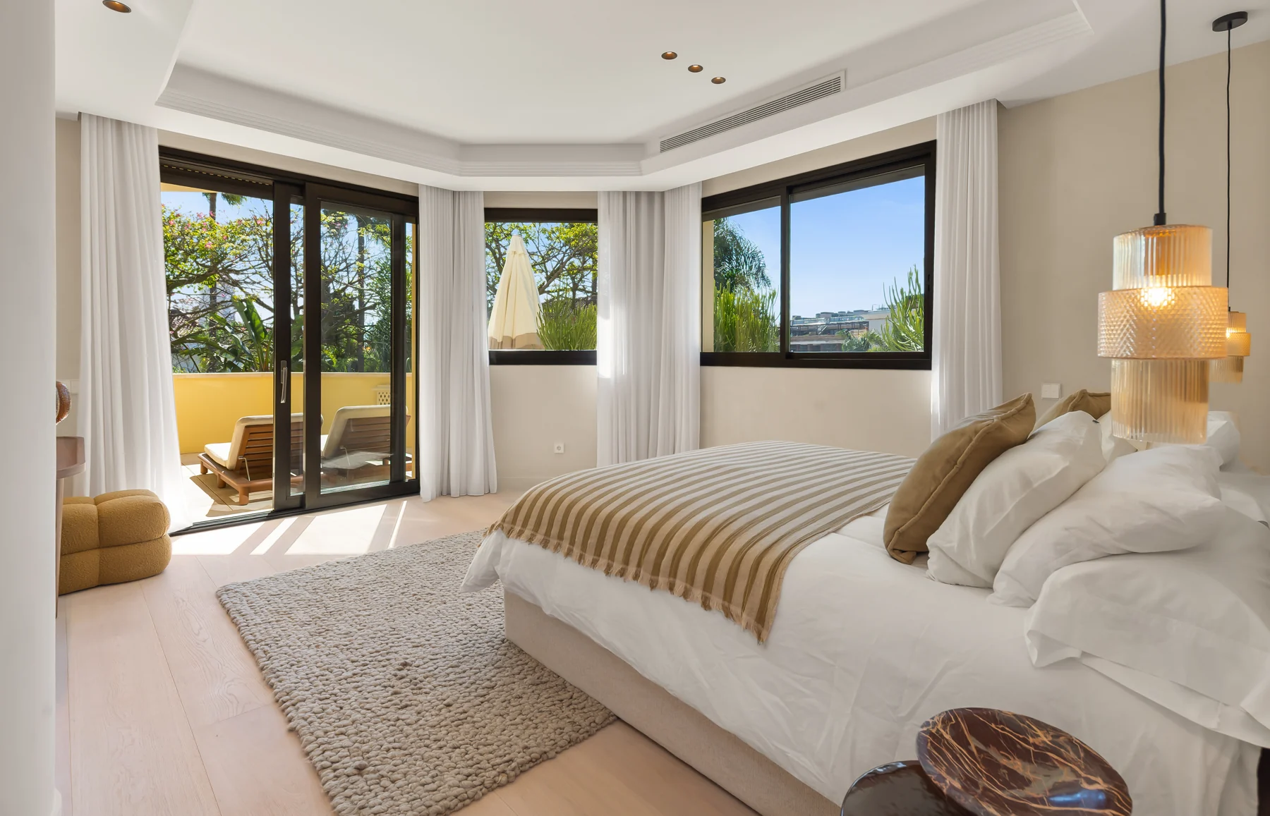Bedroom with access to the terrace
